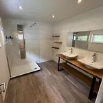 Maison Bord De Riviere Calme Jaccuzi Holiday home *